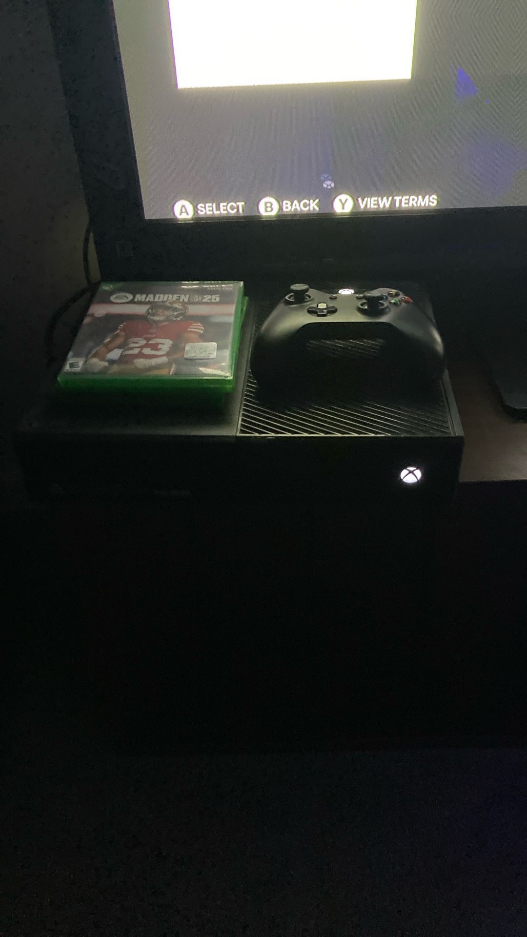 Xbox One With Controller And 2 Games (read Description) Js
