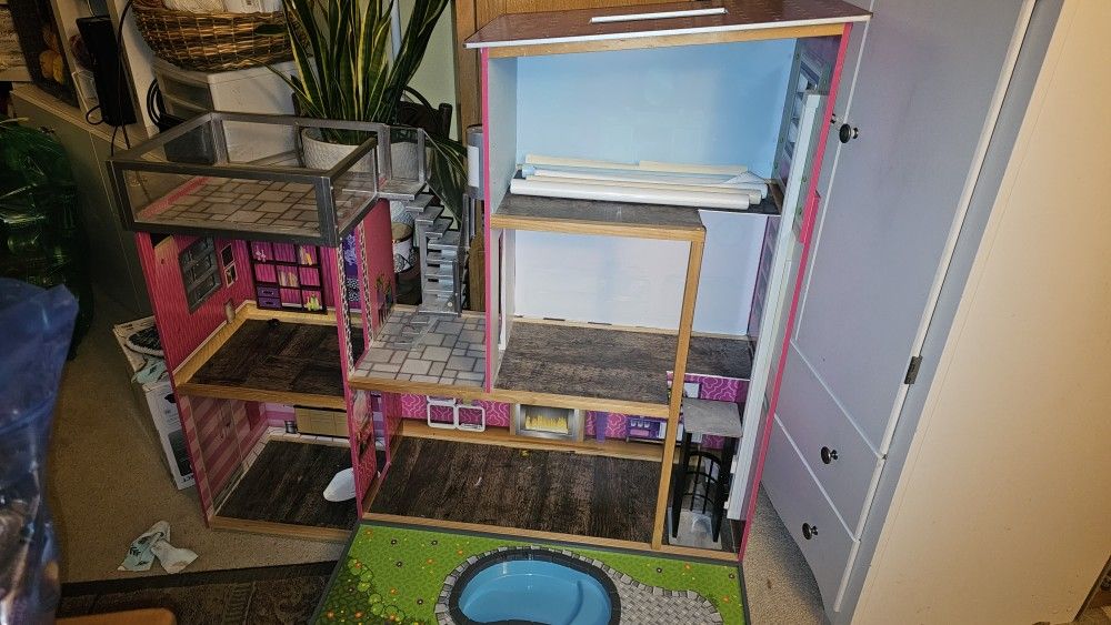 Large Doll House + Dolls & Assesories