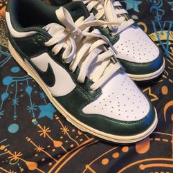 Woman's sz 9.5 Nike low dunk shoes