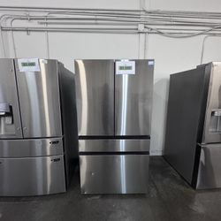 Samsung Bespoke 4-Door French Door Refrigerator 29 cu ft - RF70F29DER - MSRP $3,000 - Our Price $1,500