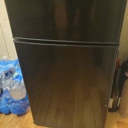 Mini Refrigerator W/Freezer