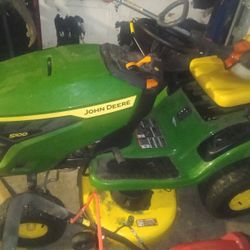 John Deere S100 Lawn Tractor 