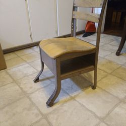 Small Chair/Desk