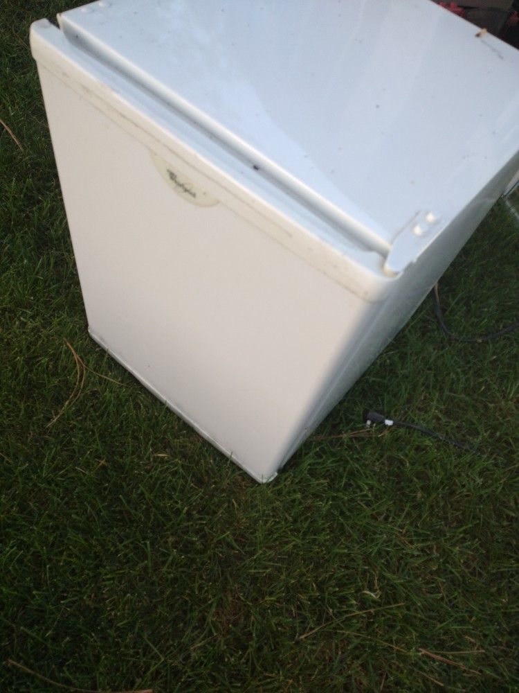 Whirlpool Mini Fridge Model  EL03CCXJW70w