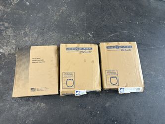 Three Brand New Toilet Seats, And A Set Of Brand New Blinds