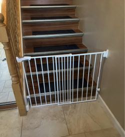 Extra Wide Pet Gate / Safety Gate - Fits Openings 26” - 43”