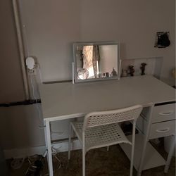 desk with little light up mirror