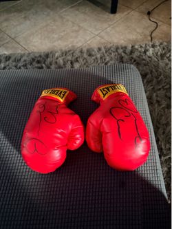 Sign by a boxer