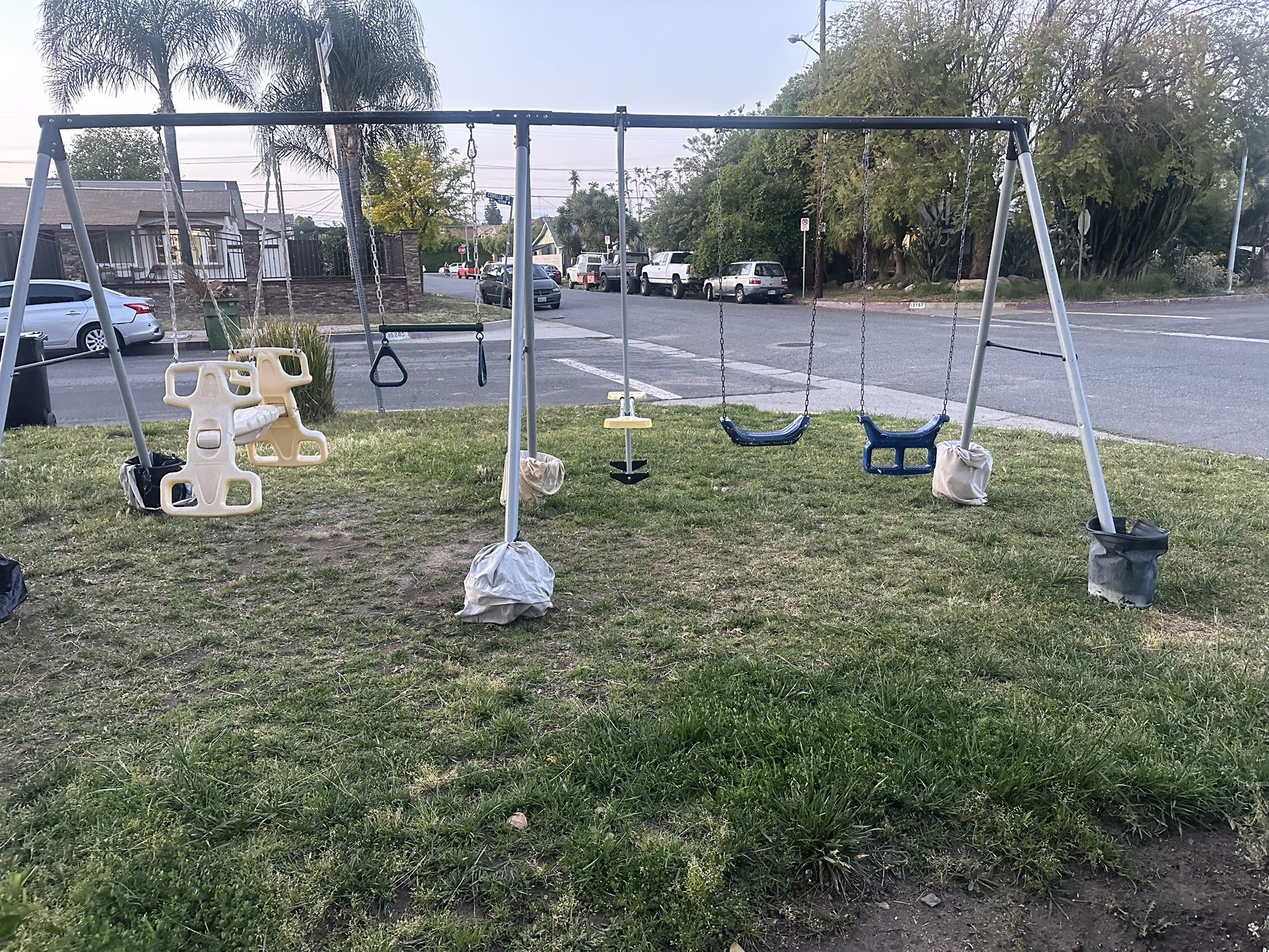 metal swing set $85
