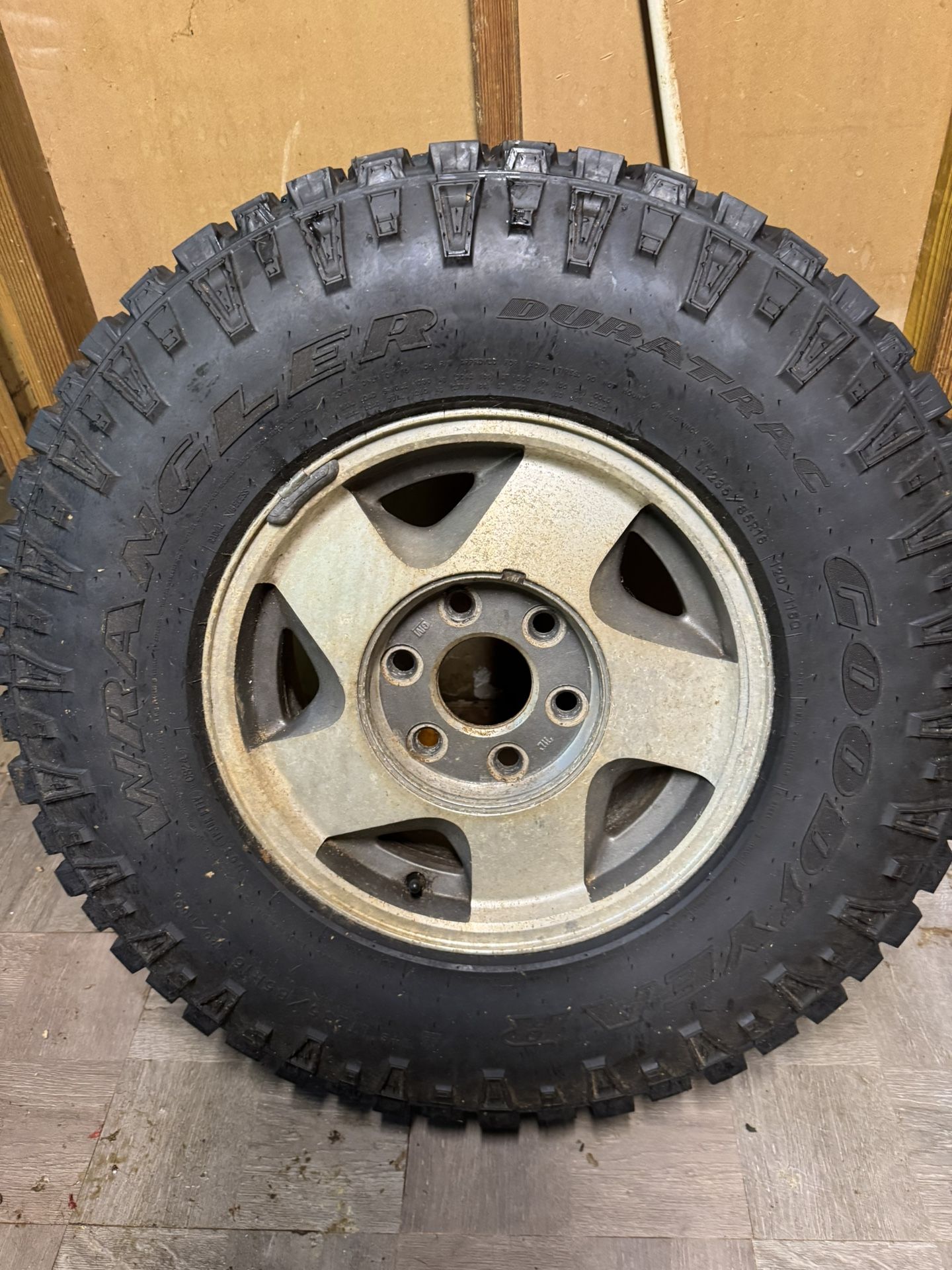 Wrangler New tire & Wheel 235-75R16