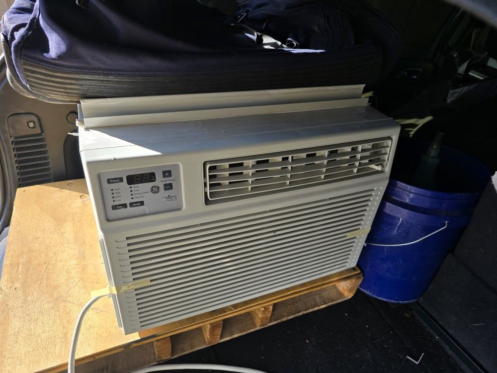 Ge 550 Ft Square Ac Heater With Remote . New NEVER Used It HAVE TO Move.