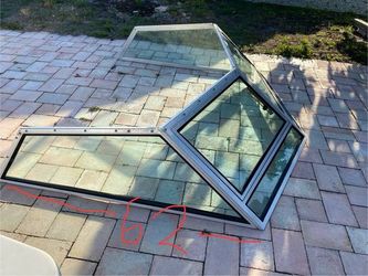 Boat windshield of 89/ pursuit 26 Ft cuddy cabin