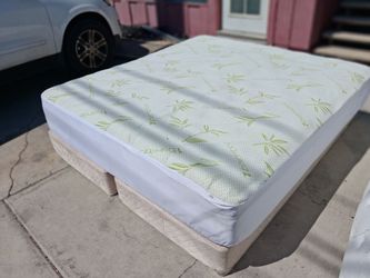 Nice Comfortable Quality Thick King-size Mattress and Box spring (no metal bed frame)