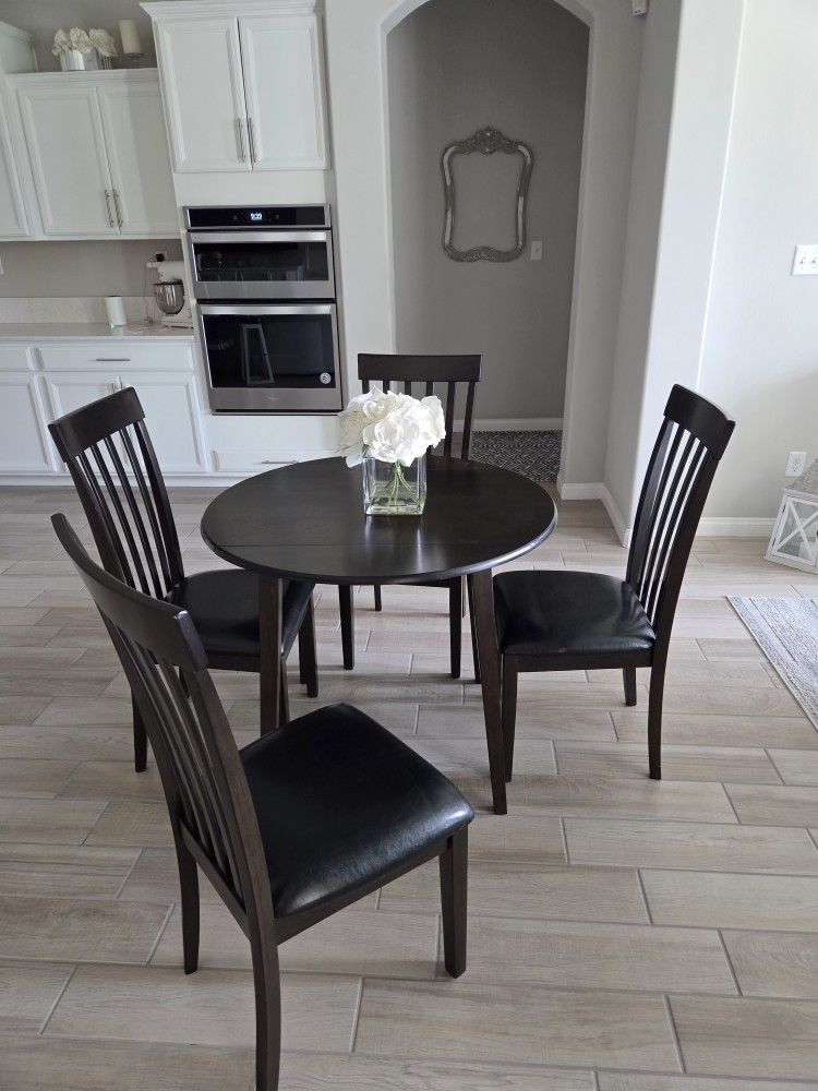 Small Dining Set. Used, in great condition. Great for small spaces!

36" Round Table With 4 Chairs 

Decor Not Included 

$225

