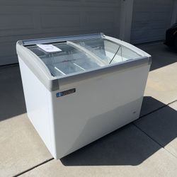 Brand New Master-Bilt Display Freezer – 9.7 Cu Ft Glass Top Chest Freezer