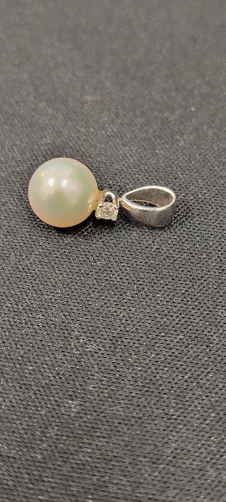Cultured Pearl With Diamond Necklace Pendant