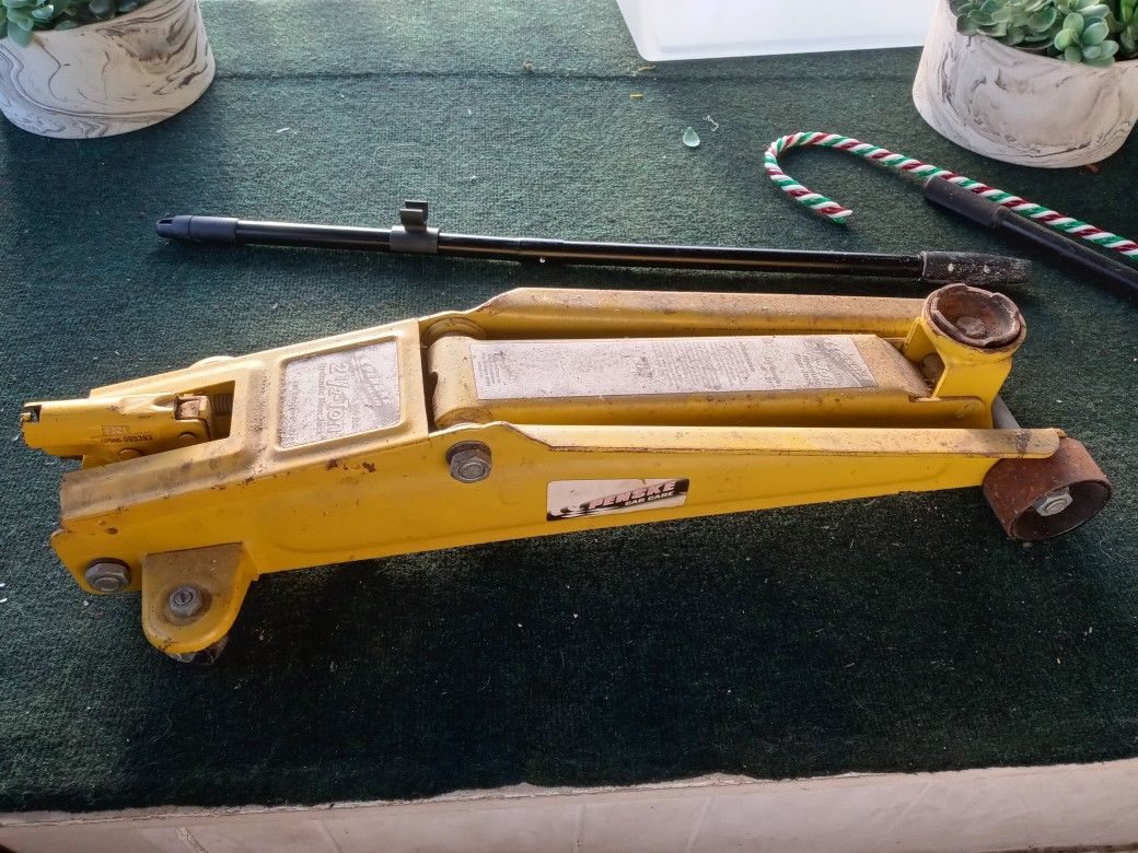 PENSKE. 2 1/2 NON WORKING FLOOR JACK