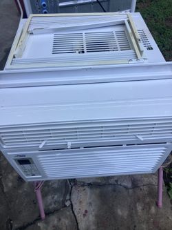 Tengo De Venta Este Aire De Ventana De 10000 BTU .Enfria Muy Bien .Esta Limpio