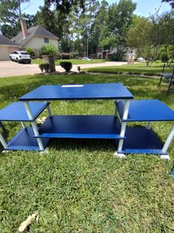 Wooden items available. MESA DE ENTRADA