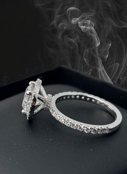 Round Diamond with luxury looking white gold ring 💍