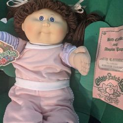 Cabbage Patch 1985 With Original birth certificate And Adoption Papers!!!!! Never Played With!!!!