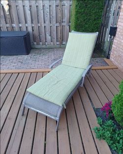 2 matching reclining deck chairs with cushions.