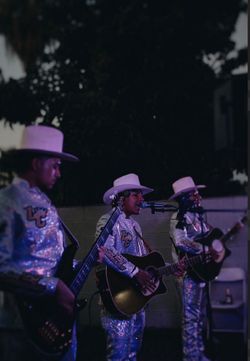 Grupo en vivo, Los Coronados