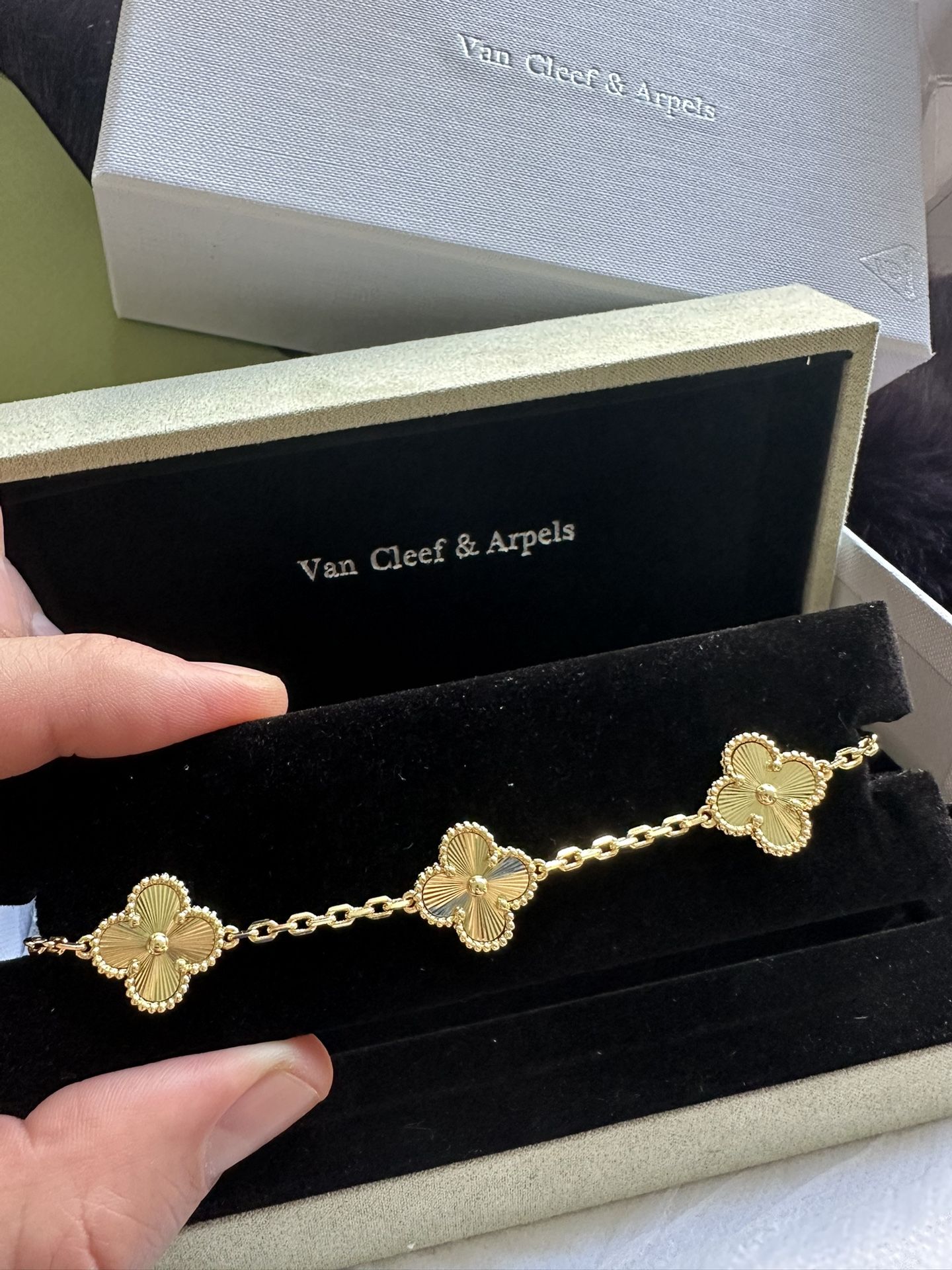 Gold Clover Bracelet 5 Motif