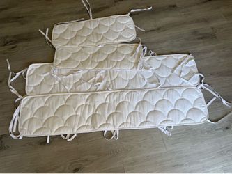 White crib bumper pads