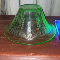 Rare vintage Anchor Hocking Green Uranium Serving Bowl 