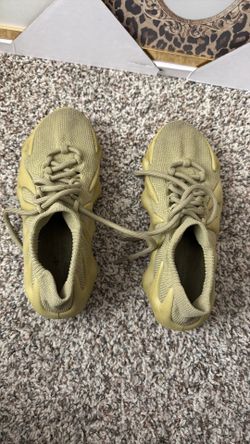 Tennis shoes