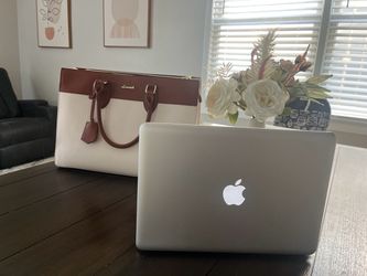Apple MacBook Pro Laptop