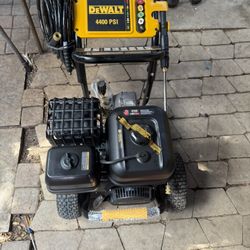 DEWALT 4400 PSI 4.0 GPM Gas Pressure Washer with 420cc Engine, Triplex Pump, Commercial Cold Water Power Washer