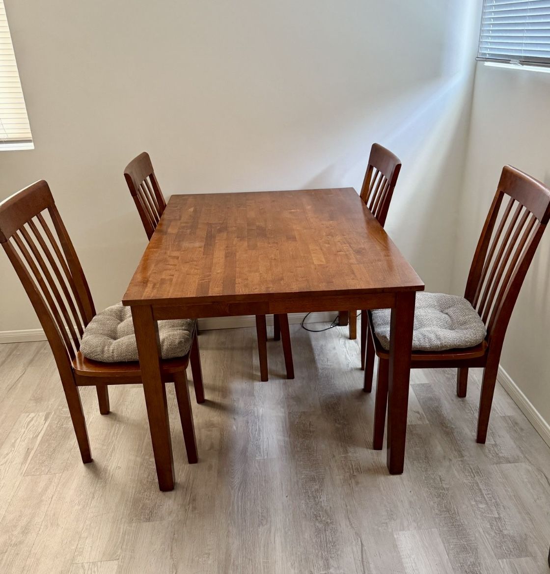 Beautiful Hardwood Dining Room Set With 4 Chairs