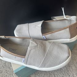 New TOMS Youth Size 5 / Adult 6.5 $10