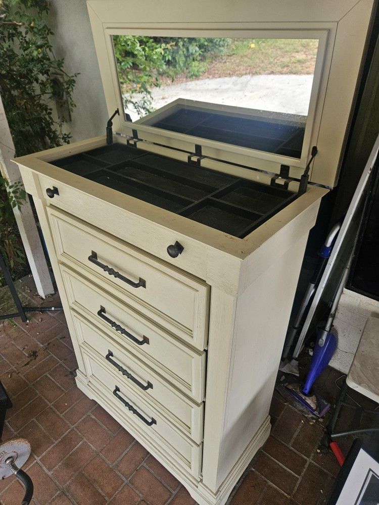 Dresser