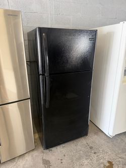30” REFRIGERADOR NEGRO TOP FREEZER FRIDGE REFRIGERATOR GOOD CONDITION WORKING PROPERLY DELIVERY SERVICES WARRANTY 4 MONTHS