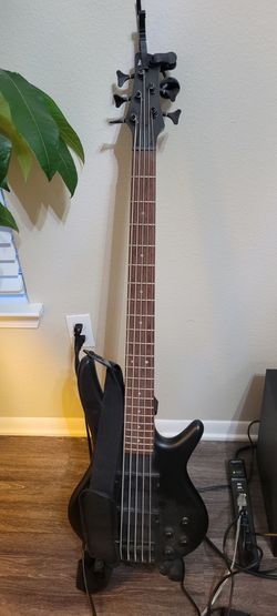 Ibanez Gio GSR205 5 string electric bass