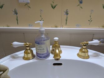 Vintage-Style Widespread Bathroom Faucet – Polished Brass with White Porcelain Levers