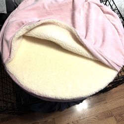 Medium round hideaway bed. Pink dog bed. Unzips to clean. Never used. 
