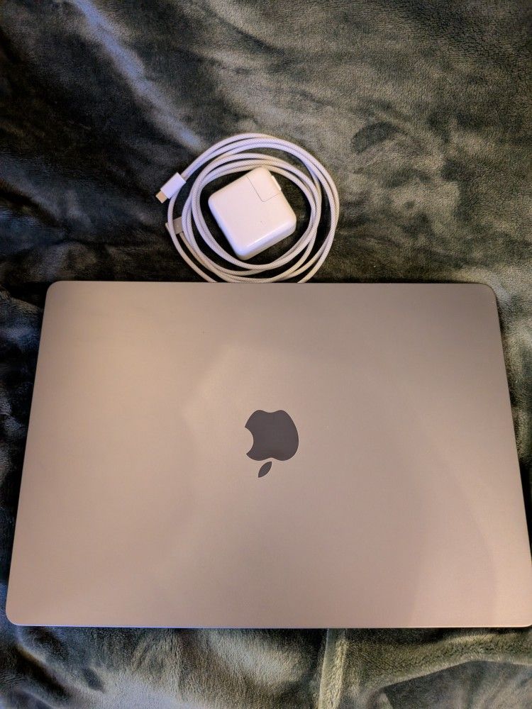 MacBook Air M3 15 inch 16gb ram 256gb SSD. Like new condition.