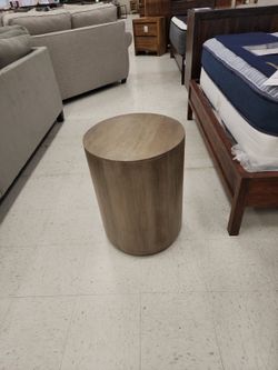 ROUND END TABLE 