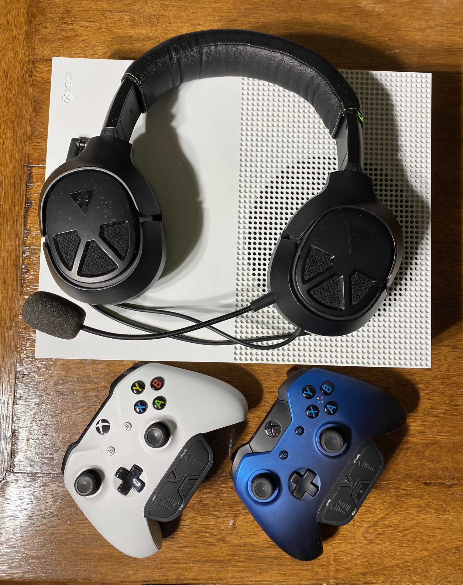 White Xbox One S (W/2 Controllers & Headset)