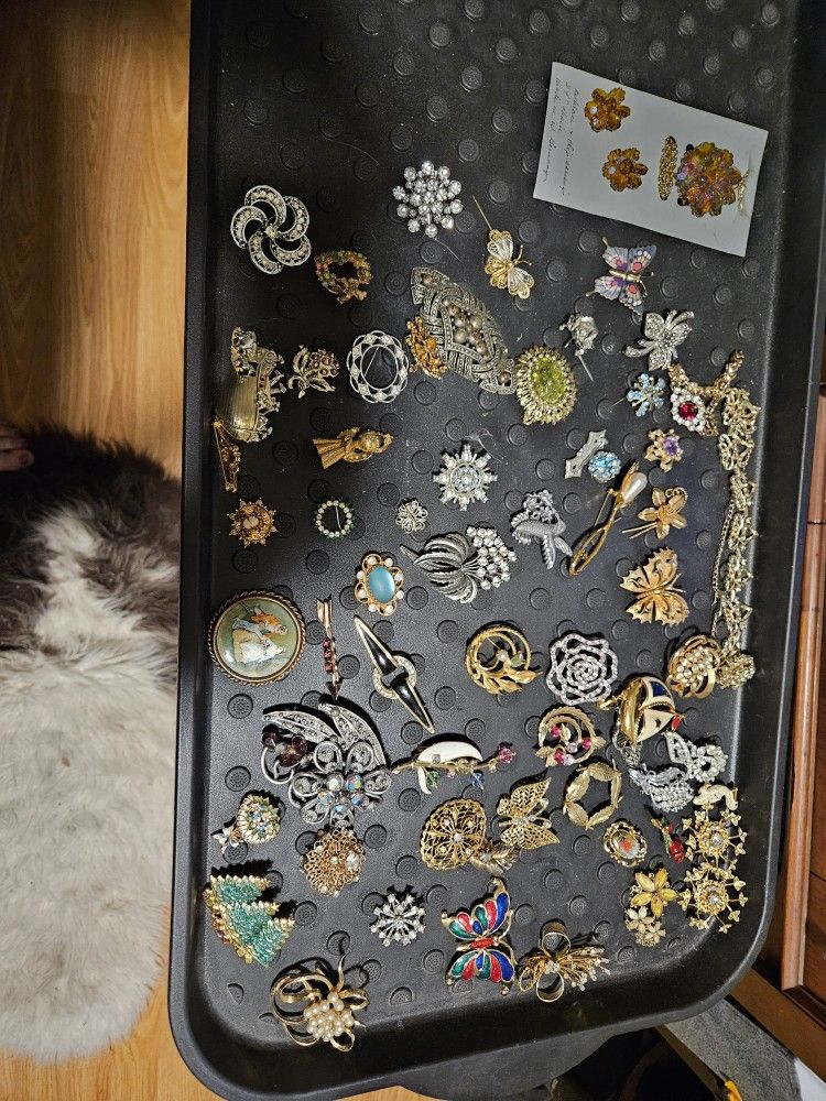 Vintage Brooch Lot