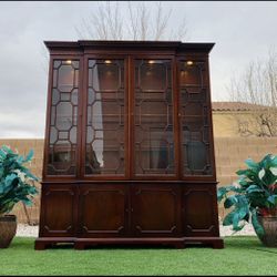 16D 73W 87H LATE 20th CENTURY KINDEL FURNITURE GEORGIAN CARVED MAHOGANY  LIGHTED BREAKFRONT BOOKCASE CABINET -FREE DELIVERY 🚚 GREAT CONDITION 👌🏻🥰 