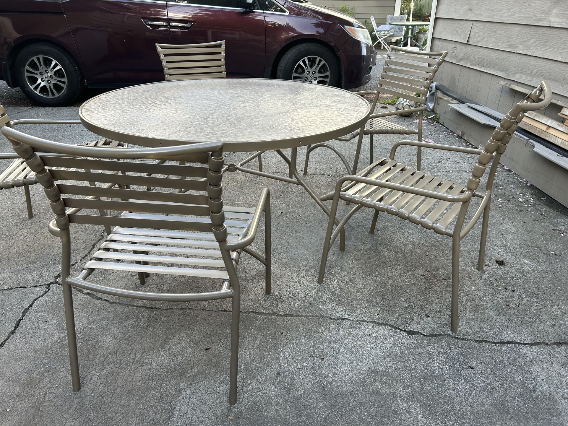 Amazing Patio Dinning Set (table And 5 Chairs)