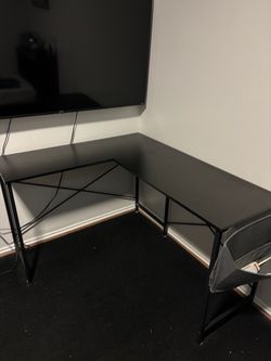 L-shaped desk with side pocket