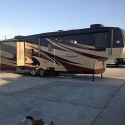 2010 Forest River, Cardinal, 5Th Wheel 35’ 