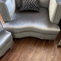 GRAY VELVET CHAIR AVAILABLE FOR PICK UP TODAY