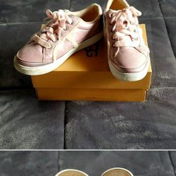 Great shape Big Girls size 5 Ugg sneakers